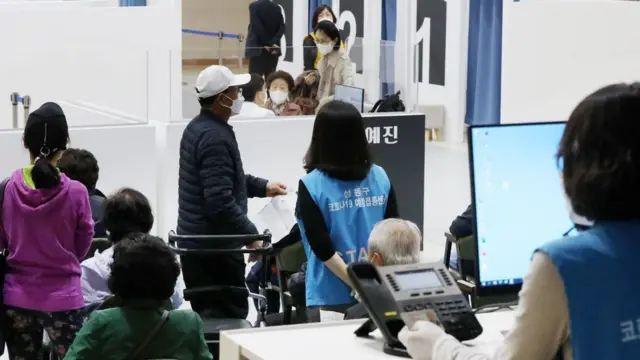 2일 서울 성동구청에 마련된 신종 코로나바이러스 감염증(코로나19) 예방접종센터에서 만 75세 이상 어르신들이 코로나19 백신 접종을 받기 위해 차례를 기다리고 있다