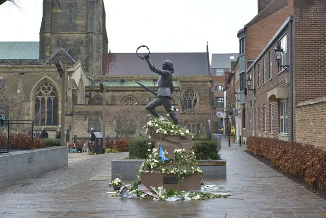 Памятник Ричарду III у собора Лестера. Постамент украшен букетами белых роз