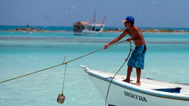 Un joven sobre una barca