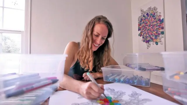 Amy Jones coloreando