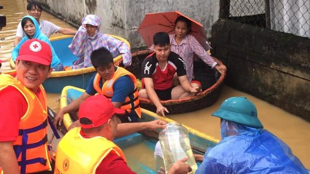 Red Cross volunteers are using small boats to reach people in need of aid