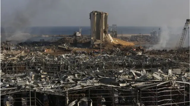 বিস্ফোরণে বন্দরের ভয়াবহ ক্ষতি হয়েছে।