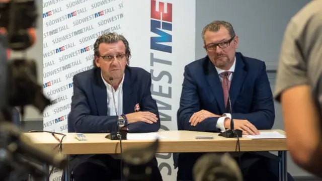 Los representantes de los empleadores Stefan Wolf (izq.) por Südwestmetall, y Rainer Dulger por Gesamtmetall.