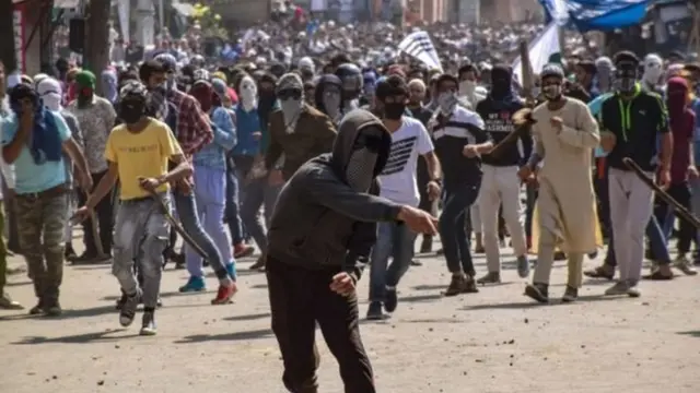 કાશ્મીરની પથ્થરમારાની તસવીર