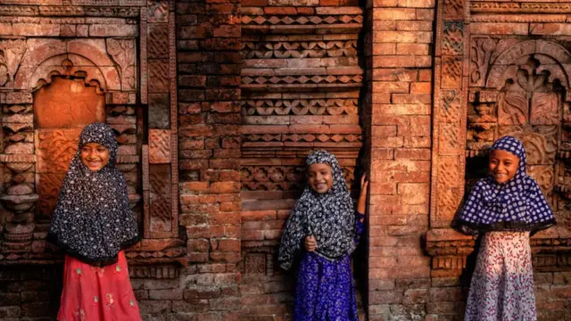 বাংলাদেশের চাঁপাই নবাবগঞ্জে খানিয়াদিঘী মসজিদের সামনে তিনজন শিশু