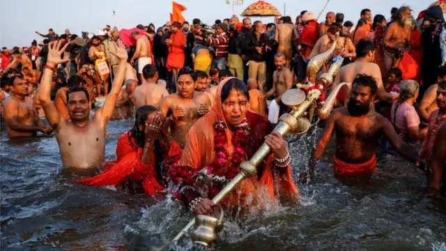 امرأة هندوسية متدينة تحمل "تريشول" وهي تغوص خلال أول "شاهي سنان" (الحمّام الكبير)