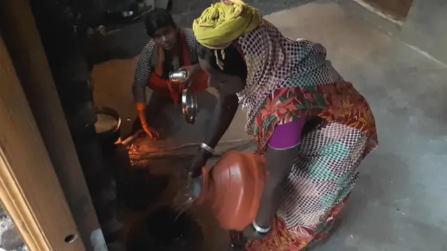 'उन्हाळ्यामंधी पाण्यापाई लई हाल होतात,' सीताबाई सांगतात.