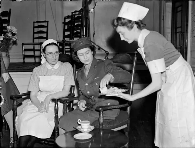 Як розповідає колишній королівський кухар, до час королеві подають "скони, торти і тістечка, - один великий торт, і щось маленьке, наприклад, тарталетки з малиною або шоколадні еклери, - а також два види сандвічів"