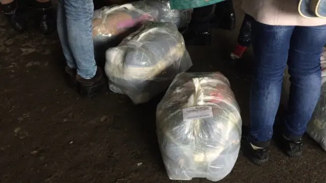 Astara sərhədində çantalar