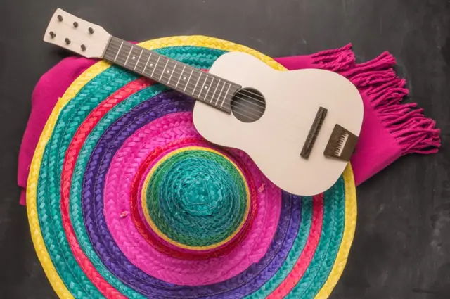 Guitarra y sombrero.