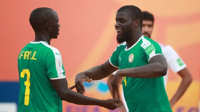 Les joueurs du Sénégal de Beach Soccer célèbrent le troisième but de Mendy
