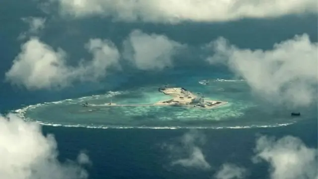 දකුණු චීන මුහුදේ ගල්පර අවට මුහුද ගොඩකර කෘත්‍රිම දූපත් තනා චීනය විසින් හමුදා ස්ථානගත කරනු ලැබීම