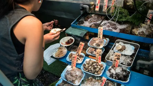 บรรยากาศจากตลาดสึกิจิ หนึ่งในตลาดปลาที่ใหญ่ที่สุดในโลก