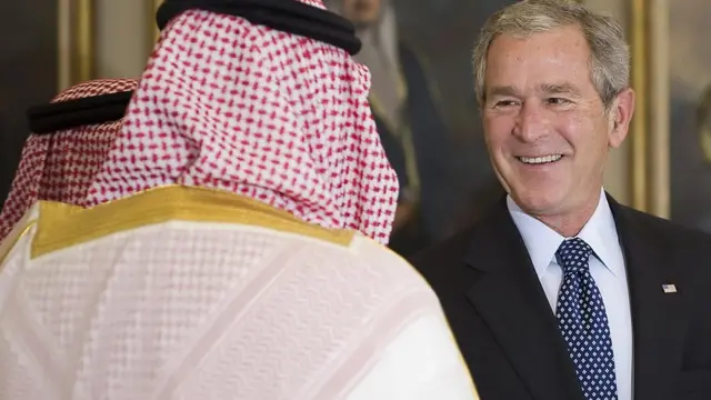 সৌদি রাজপরিবারের এক সদস্যর সাথে সাবেক মার্কিন প্রেসিডেন্ট জর্জ ডব্লিউ বুশ।