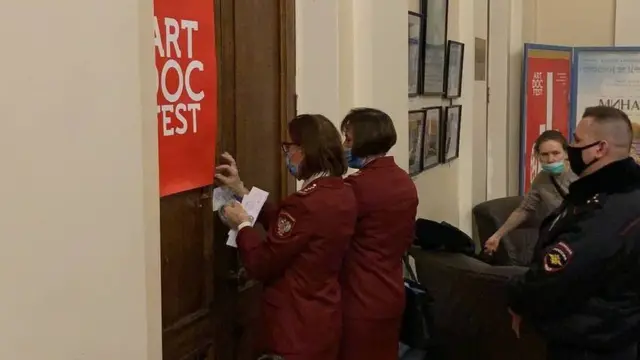 Сотрудники Роспоторебнадзора опечатывают зал