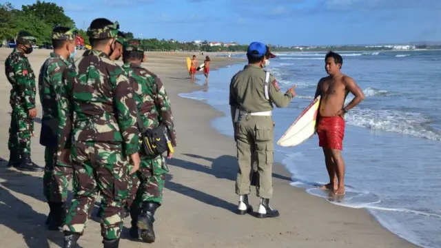 লকডাউনের মধ্যে বালির একটি বীচে সেনাটহল, জুলাই ৪, ২০২১