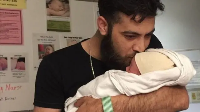 محمد أب الرضيع جاستين ترودو في مايو أيار الماضي عند ولد المولود الجديد