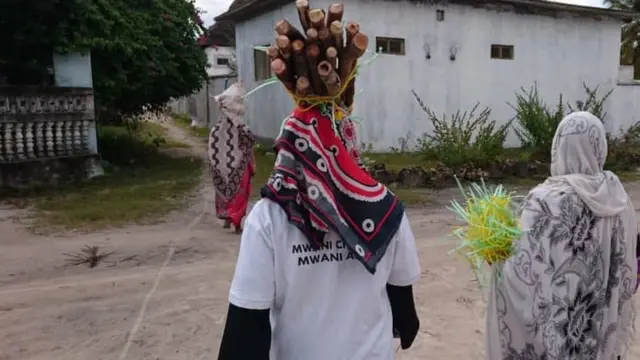 Wkulima wa mwani wakielekea shambani