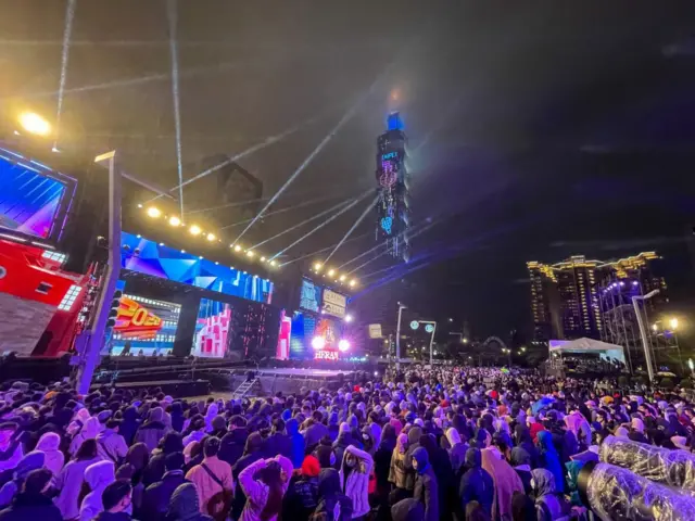 New year celebrations in Taiwan TAIPEI, TAIWAN - DECEMBER 31: People gather for New Year celebration as they waiting for the 6 minutes fireworks show at Xinyi District, Taipei, Taiwan on December 31, 2021. (Photo by Walid Berrazeg/Anadolu Agency via Getty Images)