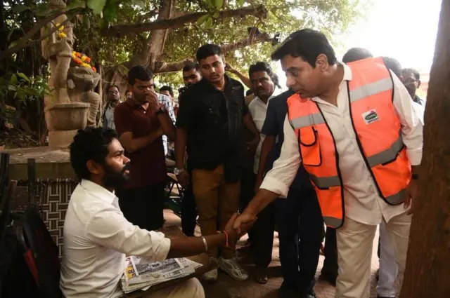 విద్యార్థితో కేటీఆర్ కరచాలనం