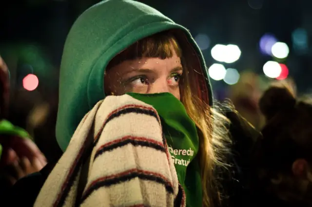 Manifestante a favor del aborto en Argentina.