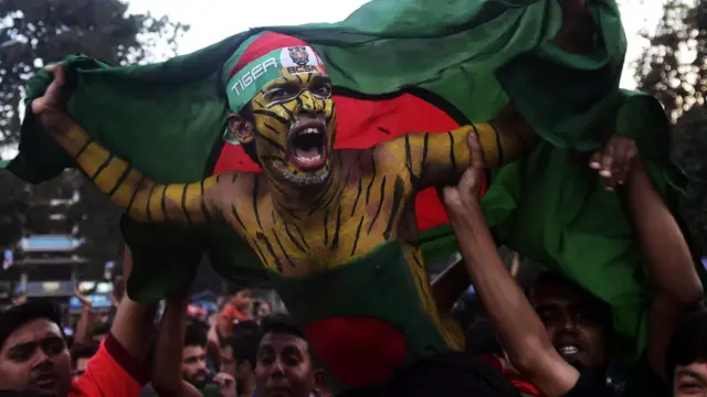 সামাজিক মাধ্যমে গত কয়েকবারের মতোই এবারও চলছে একে অপরকে ব্যঙ্গ করা এবং কুকথা বলা।