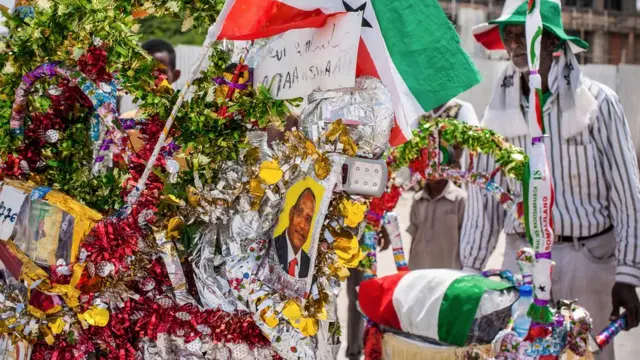 ዜጋታት ናይ'ታ ከም ሃገር ባዕላ ዝኣወጀት ሶማሊ ላንድ ሃገሮም ነዚ ዝኣወጀትሉ መበል 27 ዓመት በዓል ጸምቢሎም።