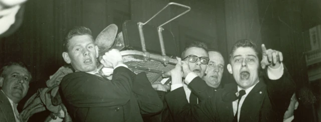 Imagen de personal de la cámara de representantes de estados unidos cargando a un herido luego del atentado en el congreso