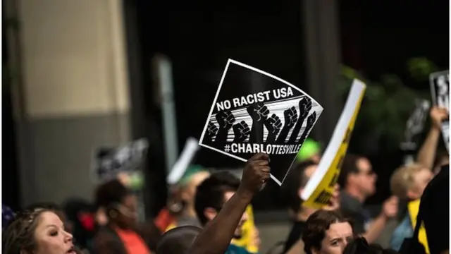 Une femme de 32 ans a été tuée à Charlottesville quand un sympathisant néo-nazi de 20 ans, James Fields, a intentionnellement percuté avec son véhicule des contre-manifestants.