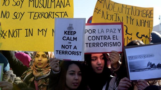 Mujeres musulmanas en Madrid se manifiestan contra Estado Islámico