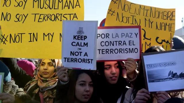 Mujeres musulmanas en Madrid se manifiestan contra Estado Islámico