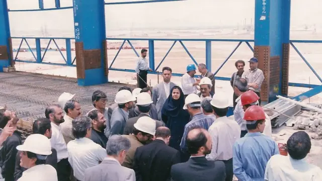 سهیلا جعفری در این عکس در کنار مدیران مپنا