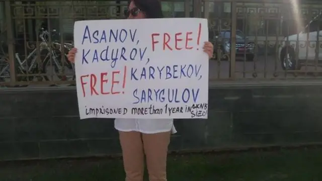 Айрым активисттер сот ишинде далилдер жетишсиз болгонун айтып чыгышса, муну саясый негизде деп мүнөздөгөндөр дагы бар.