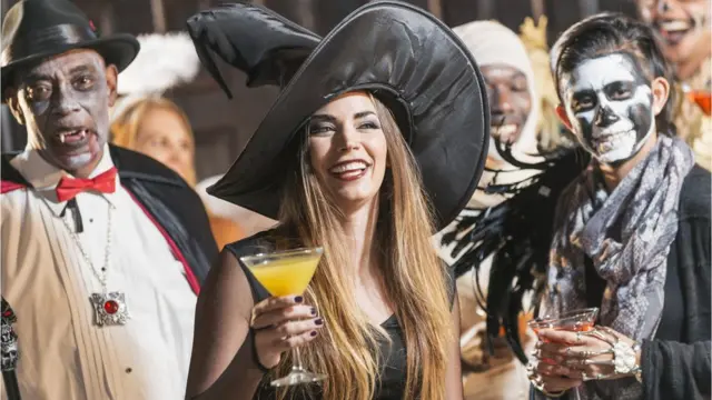 Pessoas fantasiadas para festaaposta com bonus no cadastroHalloween, ou Dia das Bruxas