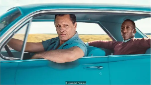 'Green Book' bercerita tentang perjalanan seorang pianis kulit hitam, yang diperankan aktor Mahershala Ali, ke wilayah Amerika Selatan yang tersegregasi, ditemani seorang tukang pukul kaukasian yang diperankan Viggo Mortensen.