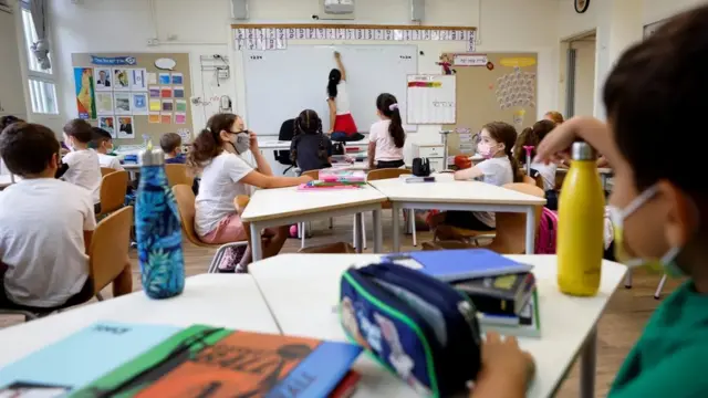 Израильские школьники тоже учатся в масках