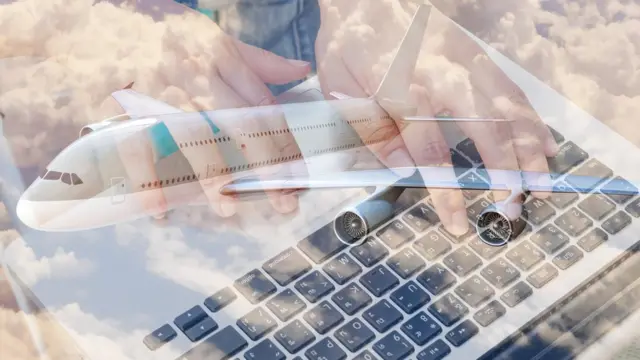 Un montaje de una persona usando un teclado y un avión