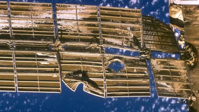 Daño al panel solar de la estación Mir.