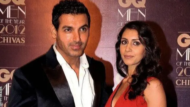 Abraham wuxuu xaaskiisa Priya guursaday sanadkii 2014-kii