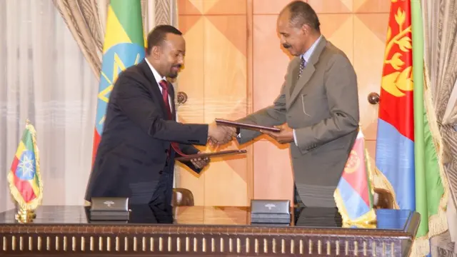 Abiy Ahmed and Isaias Afwerki dey shake hand