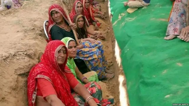 या आंदोलनात महिलांनीही सहभाग घेतला आहे. या आंदोलनात सहभागी एक महिला छोटा बाई म्हणतात, "माझ्या कुटुंबाच्या नावावर फक्त एक गुंठा जमीन आहे आणि मला पाच मुलं आहेत. त्यांच्यासाठ ही जमिनच सवर्वकाही आहे. कमाईचा एकमेव मार्ग आहे. आम्ही आमच्या मुलांना रस्त्यावर सोडन द्यायच का?"