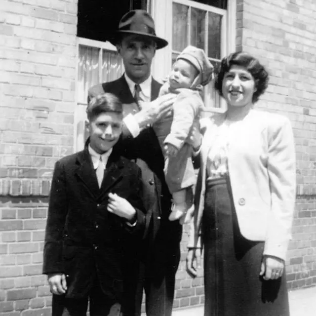 Lennard cuando era bebé, junto a su hermano mayor y sus padres.