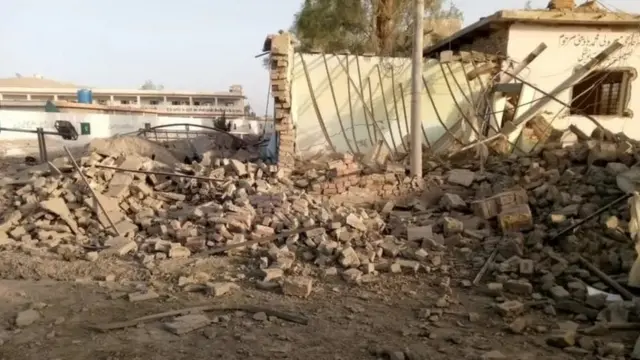 نوشکی میں فرنٹیئر کور کے دفتر کے باہر ہونے والی تباہی