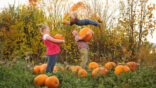 Wil en el aire con un zapallo en la mano junto a sus hermanos