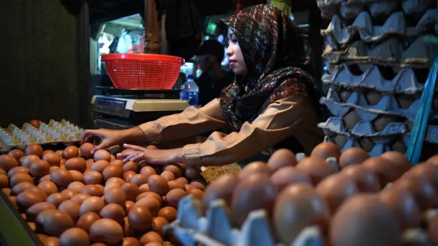 Pedagang telur menata telur ayam di salah satu kios di Jakarta, Kamis (02/06). Badan Pusat Statistik (BPS) mengumumkan data inflasi Indonesia periode Mei 2022 mencapai 0,40 persen yang disebabkan kenaikan harga telur ayam serta tarif angkutan udara.