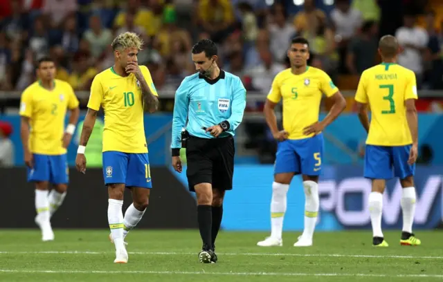 Los jugadores brasileños le reclamaron al arbitro mexicano César Ramos una alta en el gol de Suiza.