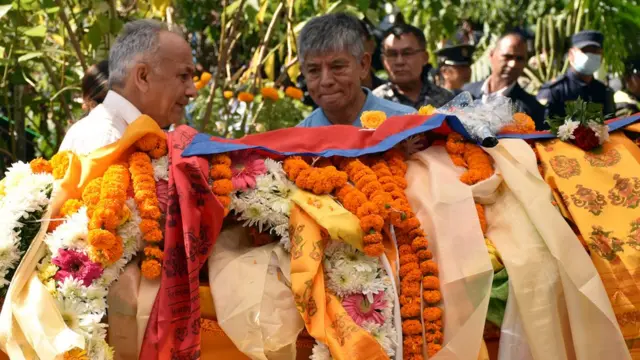 सत्यमोहनलाई श्रद्धाञ्जली दिँदै विभिन्न व्यक्तिहरू