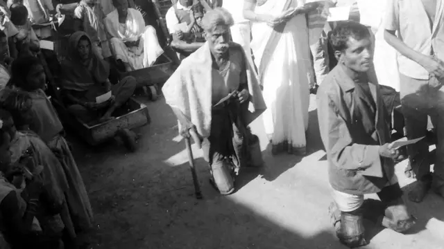 1984ની લોકસભા ચૂંટણીમાં વોટ આપવા આવેલાં શારિરીક વિકલાંગ લોકો