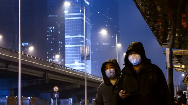 Pareja caminando por una calle vacía
