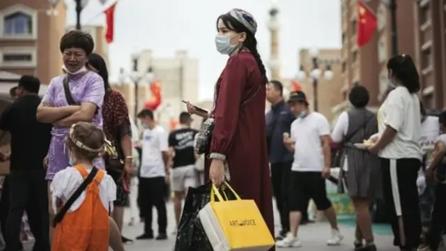 चीन में वीगरः मॉडल के वीडियो से मिली नज़रबंदी के हालात की झलक